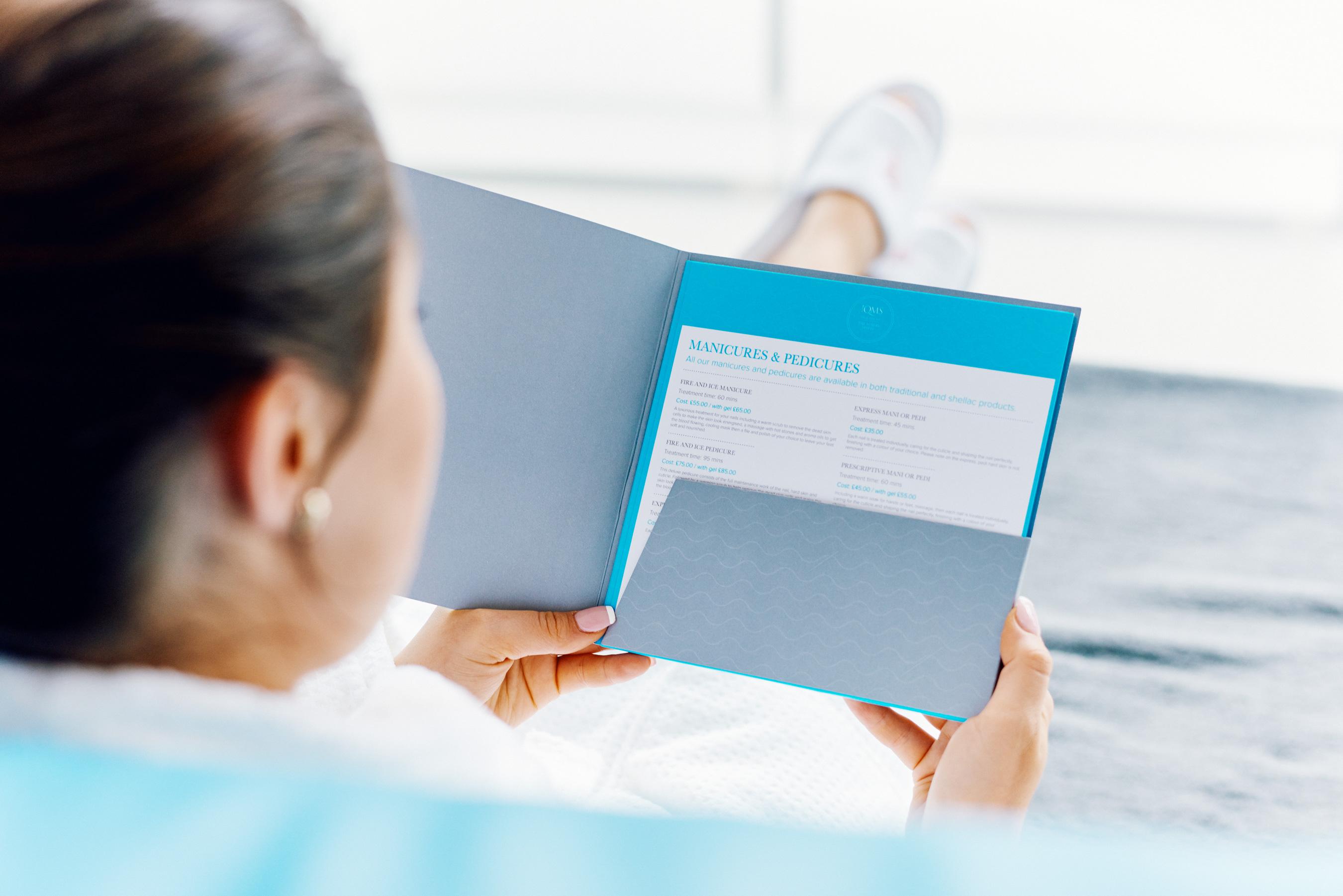 더 로리 호텔 맨체스터 외부 사진 A patient filling out a medical history form
