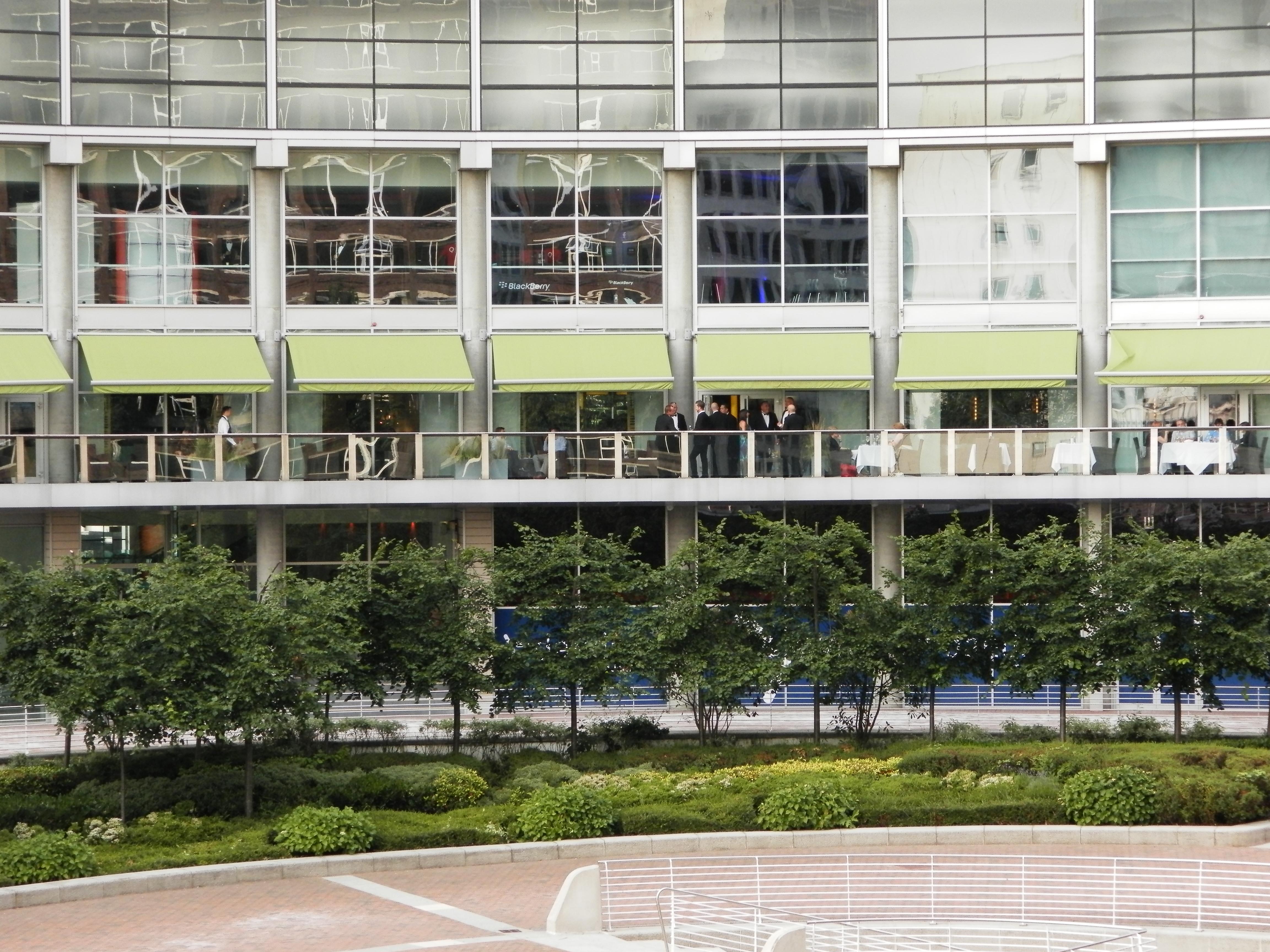 더 로리 호텔 맨체스터 외부 사진 The shops at the ground floor
