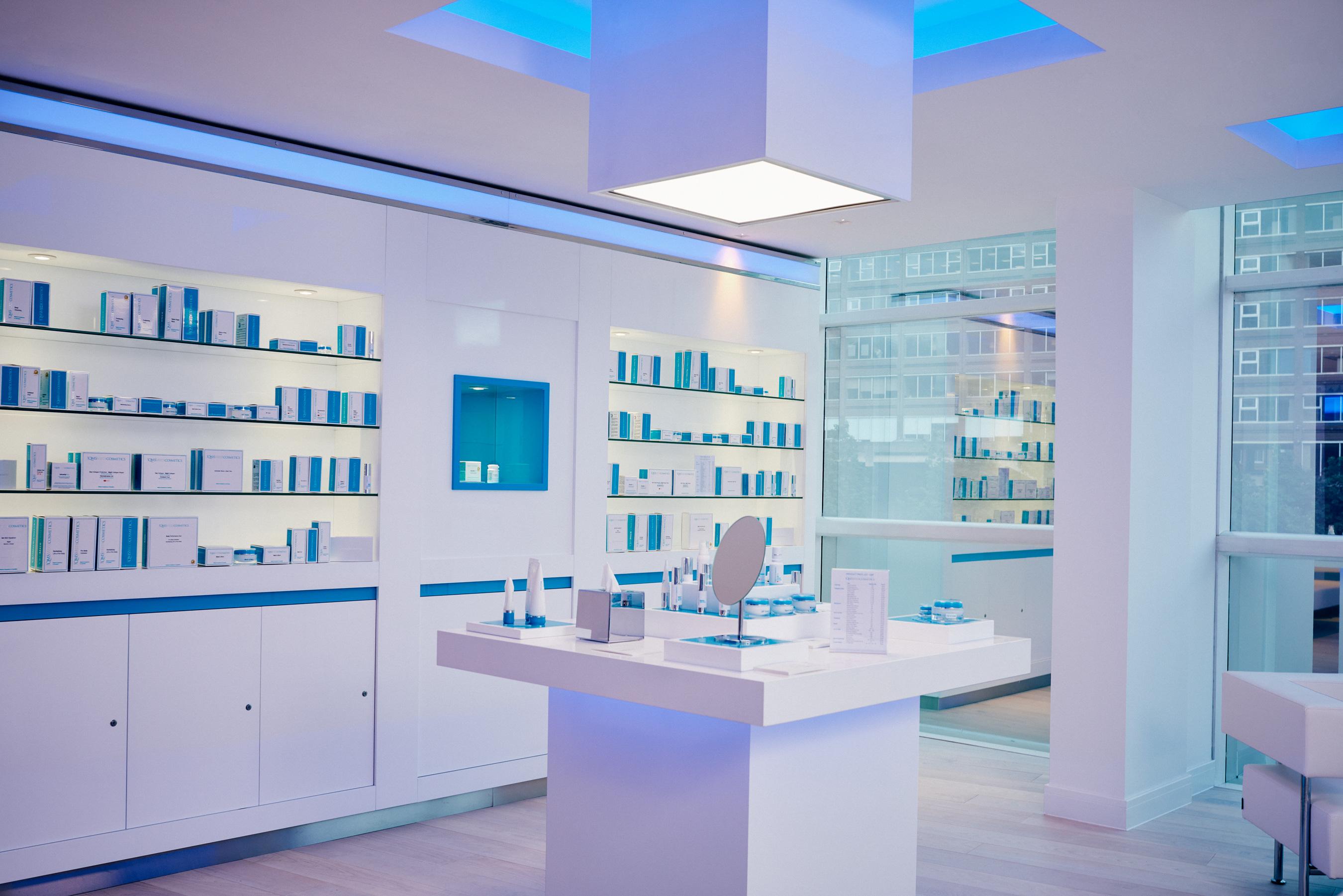 더 로리 호텔 맨체스터 외부 사진 The interior of a La Prairie boutique