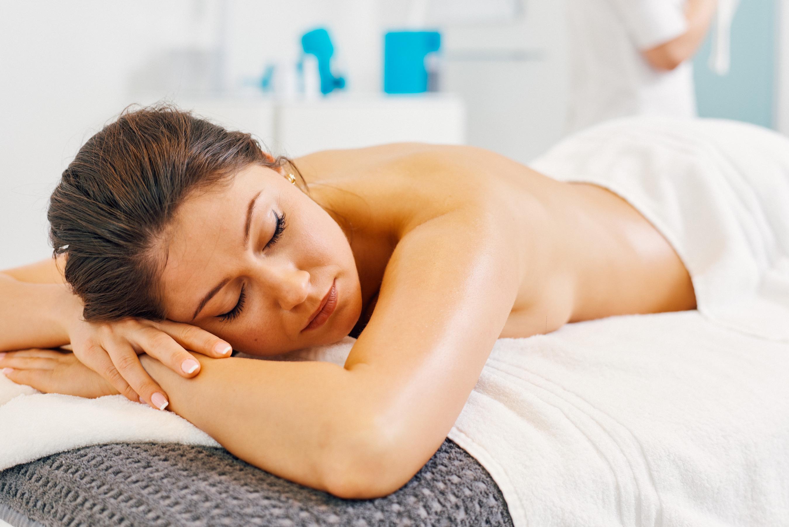 더 로리 호텔 맨체스터 외부 사진 A woman receiving a massage