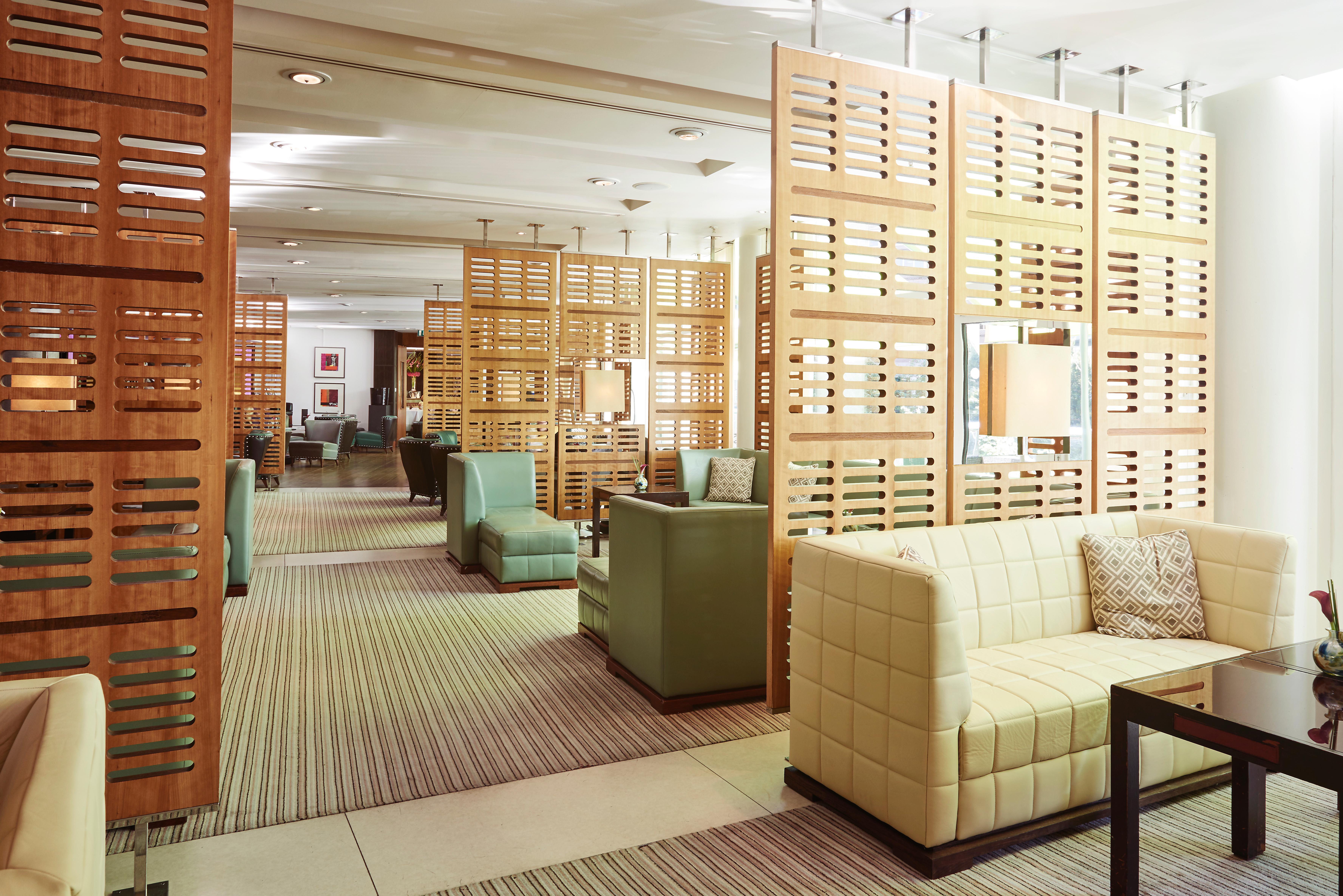 더 로리 호텔 맨체스터 외부 사진 The interior of the lounge