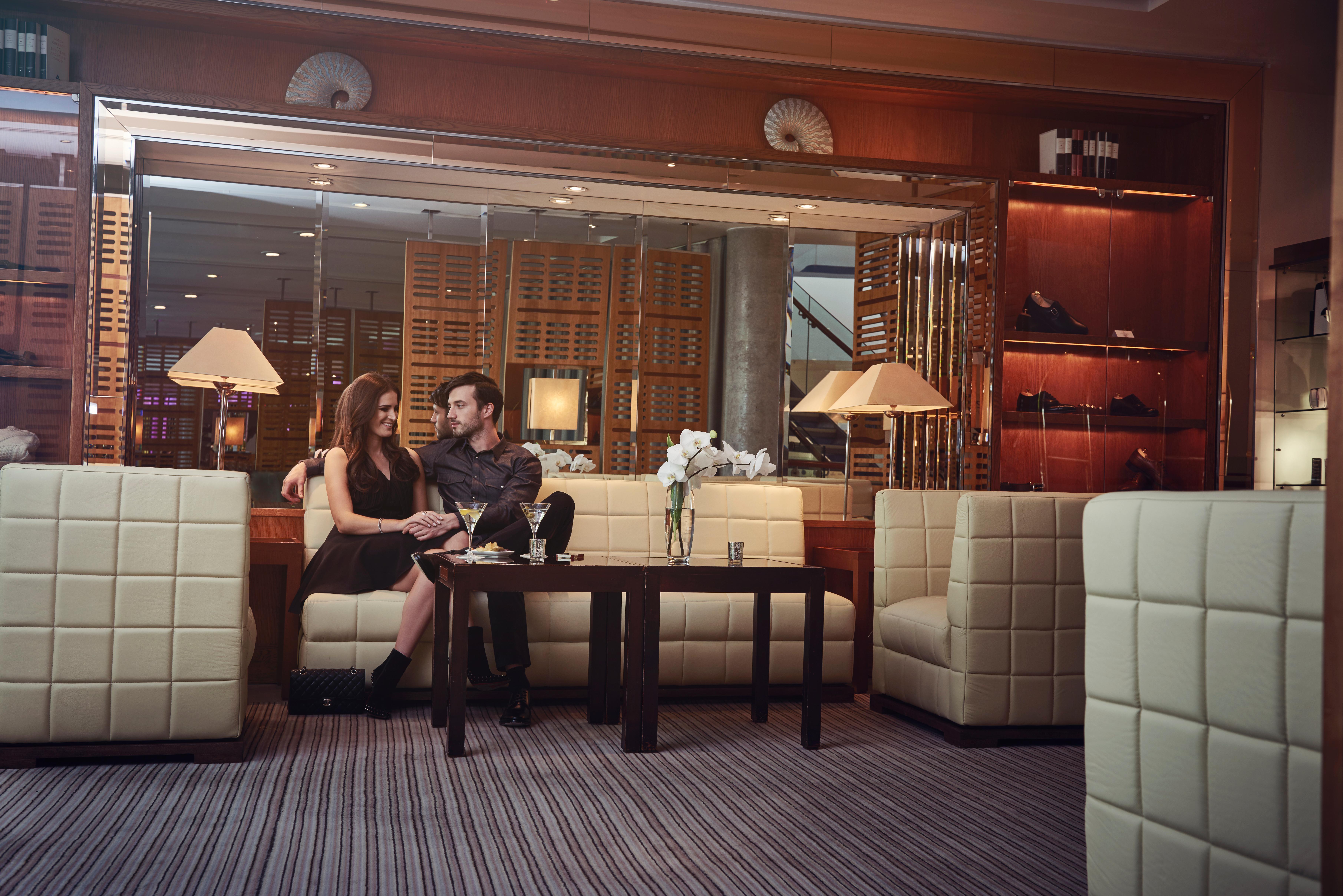 더 로리 호텔 맨체스터 외부 사진 The lounge at the airport