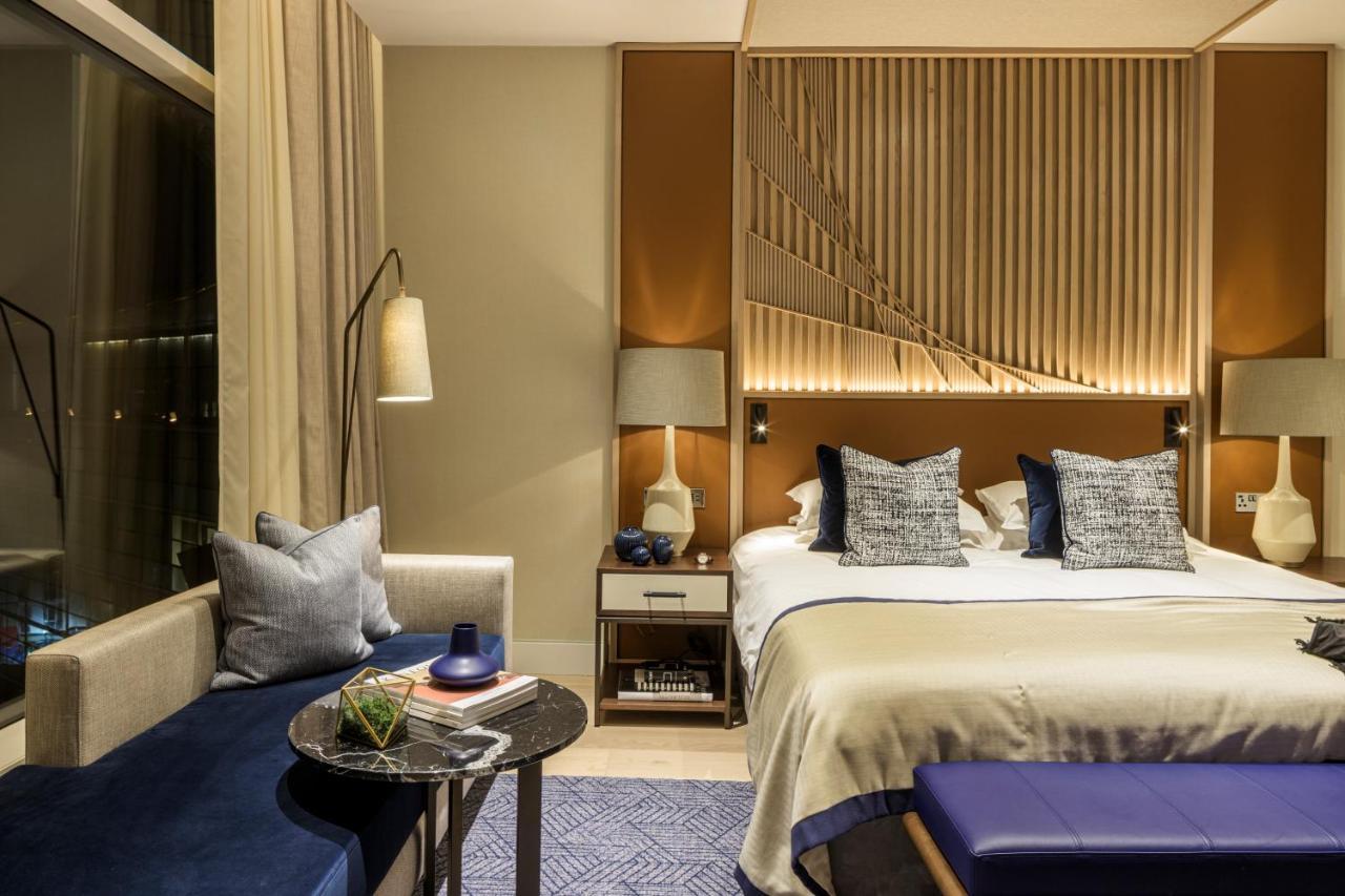 더 로리 호텔 맨체스터 외부 사진 A bedroom at the hotel
