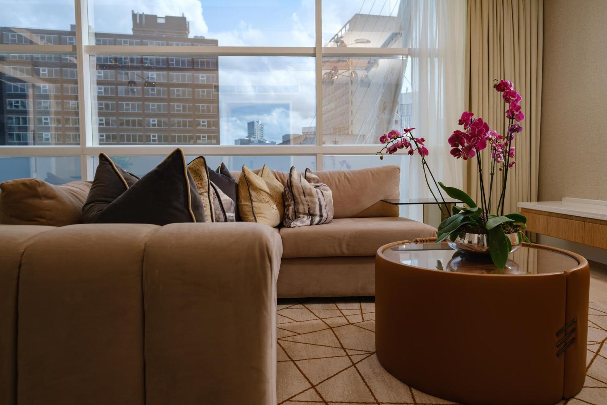 더 로리 호텔 맨체스터 외부 사진 A living room in a luxury apartment