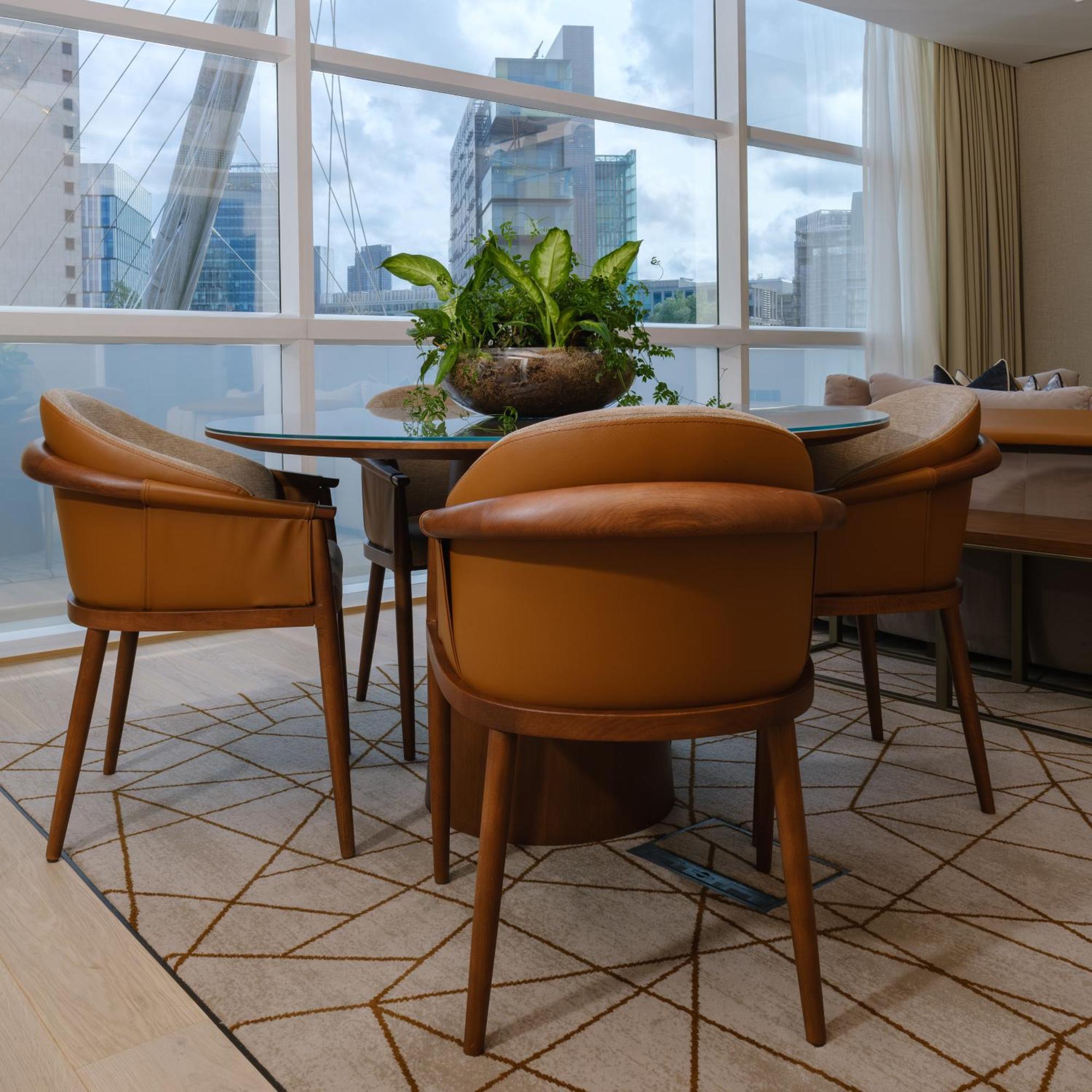 더 로리 호텔 맨체스터 외부 사진 A meeting room at the office of a law firm in Singapore