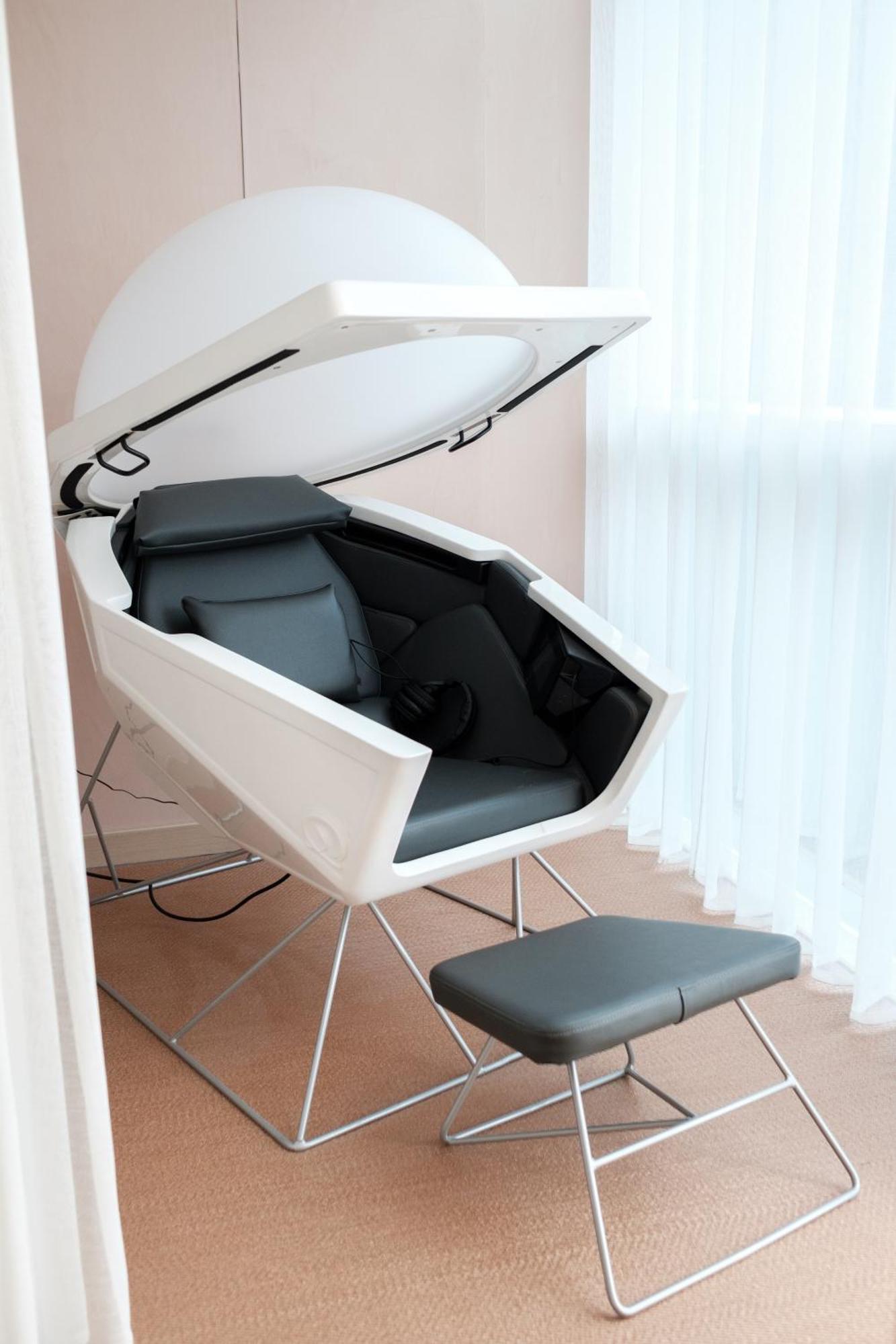 더 로리 호텔 맨체스터 외부 사진 A sensory deprivation tank
